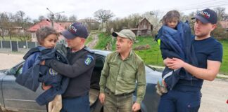 Video Fetițe de 4 și 5 ani din Târnăveni, găsite în viață de un pădurar