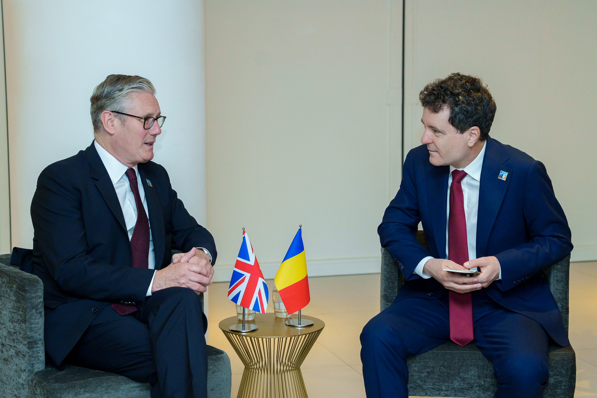 Starmer recunoaște daunele Brexitului și pledează pentru UE Nicusor Dan in intalnire bilaterala cu Keir Starmer, premierul Marii Britanii. Stau pe fotolii fata in fata, steaguri UK si Romania pe masa. Starmer cu ochelari, costum inchis; Nicusor Dan in costum b