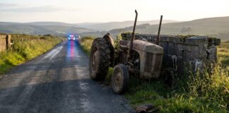 Bărbat de 46 de ani, mort în urma unul accident cu tractorul pe care îl conducea fără a deține permis de conducere. A lovit un cap de pod pe un drum comunal Tractor accidentat langa un cap de pod pe drum comunal Bistrita-Nasaud accident tractor