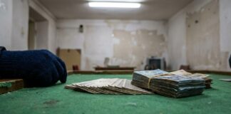 Cazinou ilegal descoperit în Giurgiu: 15 persoane sancționate și 21.000 de lei ridicați Politisti in actiune la o locatie cu jocuri de noroc ilegale jetoane carti de joc