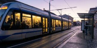Scumpirea carburanților umple tramvaiele din Arad: 15% mai mulți călători în două săptămâni Tramvai plin de calatori pe strada din Arad transport public transport public arad