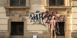 Legea care blochează curățarea graffiti-ului: Ciucu și ministrul Culturii cer modificări urgente Fatada cladire patrimoniu din Bucuresti acoperita cu graffiti centru vechi graffiti bucuresti
