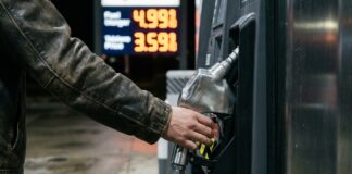 Prețuri carburanți: UDMR susține intervenția statului, dar avertizează că reducerea accizei nu scade prețul la pompă Sofer la pompa de benzina preturi carburanti afisaj pret ridicat Romania