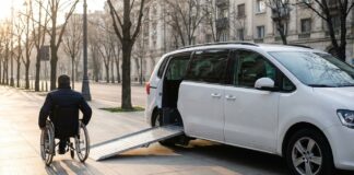 Taxi adaptat pentru persoanele cu dizabilități din București: USR propune un proiect-pilot de patru luni Persoana in scaun cu rotile urcand intr-un taxi adaptat transport dizabilitati Bucuresti transport adaptat dizabilitati