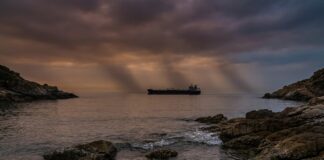 Rusia avertizează: atac la Bushehr ar fi ireversibil. Ormuz, în centrul crizei Nava petroliera traversand stramtoarea Ormuz tensiuni militare Iran Rusia