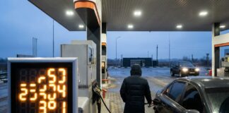Motorina s-a scumpit cu 25% în Ucraina: Zelenski ordonă garantarea aprovizionării înainte de aprilie Statie de combustibil in Ucraina cu coada de masini motorina penurie motorina ucraina