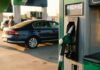 Prețul carburanților poate crește: USR cere reducerea accizelor în loc de plafonare Sofer la pompa de benzina pret carburanti romania afisaj pret