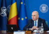 Premierul Bolojan: Violarea, din nou, a spațiului aerian românesc de către Rusia – un act iresponsabil și o încălcare gravă a dreptului internațional Ilie Bolojan la ședință de guvern, cu laptop deschis, steaguri NATO, România și UE în fundal, siglă Guvern, cadru de lucru