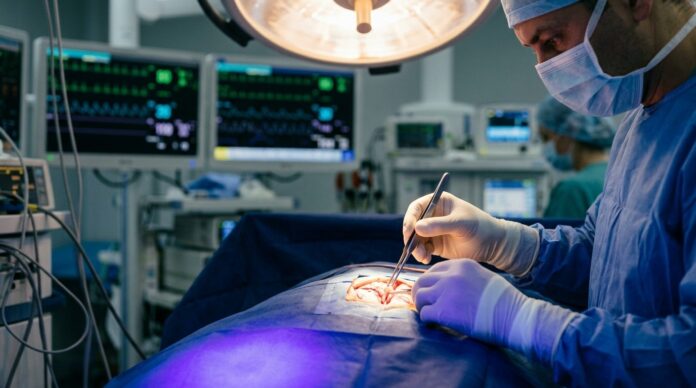 Neurochirurg opereaza tumora cerebrala sub lumina albastra tehnica Gliolan spital Iasi tumora cerebrala iasi