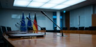 Merz renunță la rachetele Taurus pentru Ucraina: armele proprii ale Kievului sunt mai eficiente Cancelarul german Friedrich Merz la tribuna Bundestag rachete Taurus