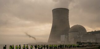Centrala Bushehr, atacată din nou: Rusia avertizează că o lovitură pe reactor ar fi ireversibilă Centrala nucleara Bushehr Iran cu turnuri de racire si personal evacuat centrala bushehr