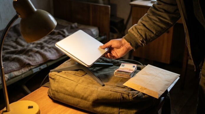 Antena Starlink pe acoperis casa activisti contrabanda Iran terminal antene starlink iran