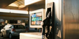 Sondaj CURS: 89% dintre români, nemulțumiți de gestionarea crizei carburanților Pompe de benzina si motorina la o statie de carburanti criza petroliera Romania