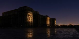 Ora Pământului: Palatul Parlamentului stinge luminile sâmbătă, de la 20:30 Palatul Parlamentului Bucuresti cu luminile stinse noaptea ora pamantului