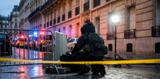 Atentat dejucat la Paris: dispozitiv exploziv artizanal, în fața Bank of America Politisti parizieni in fata filialei Bank of America Rue de la Boetie atentat paris