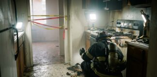 Explozie la Caracal: o femeie rănită și 25 de locatari evacuați după gaze de la aragaz Bloc de locuinte din Caracal dupa explozie gaze aragaz locatari evacuati explozie caracal