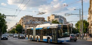 Liniile 685 și 686 se suspendă: 22 de troleibuze noi intră în circulație Troleibuz Yutong U12 pe strada din Bucuresti linie naveta suspendata STB linii naveta suspendate