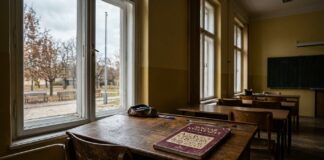 Ungaria acuză Ucraina: maghiara interzisă în curtea școlii, 33 de licee în pericol Scoala cu predare in limba maghiara din Transcarpatia Ucraina elevi in curte limba maghiara ucraina