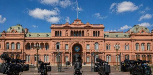 Argentina: Administrația Milei suspendă accesul presei la Casa Rosada — dezbateri despre securitate și libertatea presei casa rosada