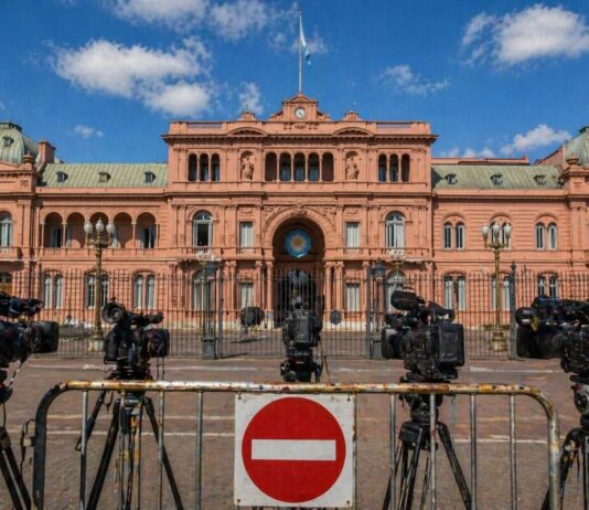 Argentina: Administrația Milei suspendă accesul presei la Casa Rosada — dezbateri despre securitate și libertatea presei casa rosada
