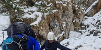 VIDEO Turiști blocați în Masivul Piatra Craiului – salvați de jandarmi după 2 ore și 30 de minute de căutări: Erau total neechipați și nepregătiți turisti blocati piatra craiului salvati jandarmi munte masiv traseu