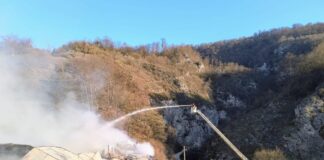 VIDEO Incendiu devastator la Mănăstirea Bistrița. O măicuță a murit incendiu manastirea bistrita pompieri interventie foc acoperis chilie