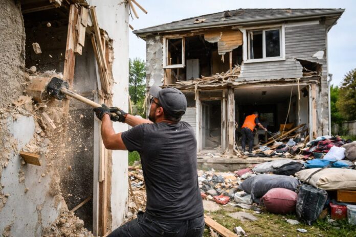 Locuinta ocupata ilegal demolata de proprietar in Franta