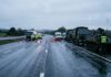 Irlanda trimite armata: trei zile de blocaje la rafinării Camioane si tractoare blocand o autostrada in Irlanda in timpul protestelor armata irlanda proteste
