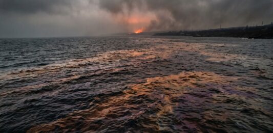 Atac cu drone ucrainene asupra unei rafinării ruseşti: scurgere pe 10.000 m în Marea Neagră atac cu drone rafinarie rosneft tuapse incendiu poluare marea neagra