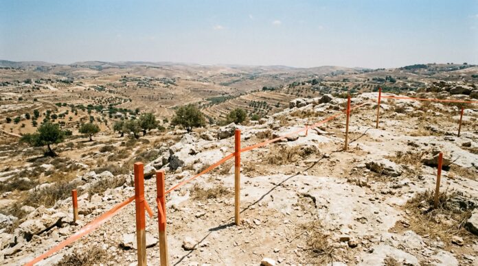 Colonie israeliana in Cisiordania ocupata cu blocuri rezidentiale pe deal colonii cisiordania