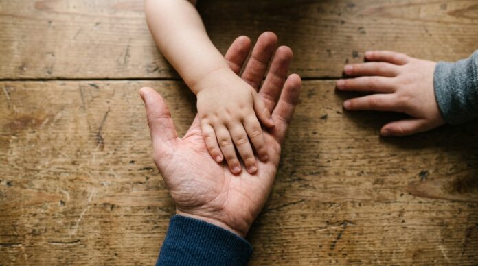 Parinti si copil in sala de tribunal japonia custodie comuna divort custodie comuna japonia