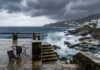 Cod roșu în Grecia miercuri și joi: Creta, Attica și Dodecaneze afectate Plaja din Grecia cu cer innorat furtuna cod rosu vant puternic valuri cod rosu grecia
