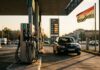 Ungaria respinge șantajul CE: menține plafonul la carburanți Pompa de benzina cu pret afisat plafonare carburanti Ungaria Budapesta plafonare pret carburanti