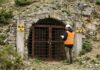 Mine de uraniu în pericol de mediu: statul preia conservarea Intrare mina de uraniu abandonata Caras-Severin conservare obiectiv minier mine uraniu insolventa