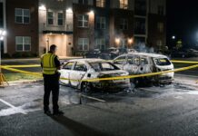 VIDEO Au incendiat două mașini în Făgăraș și au încercat să scape neidentificați. Ce metode au folosit ca să inducă în eroare polițiștii municipiul fagaras incendiat doua masini ince trei barbati varste