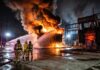 Incendiu la CET Vest din București: două transformatoare în flăcări Pompieri intervenind cu autospeciale la incendiu transformatoare electrice CET Vest Bucuresti incendiu cet vest