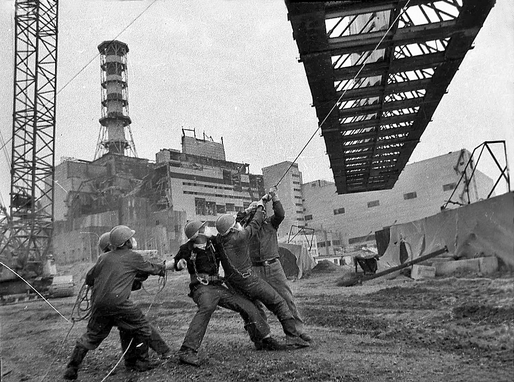 Lichidatori la Cernobîl în timpul operațiunilor de curățare