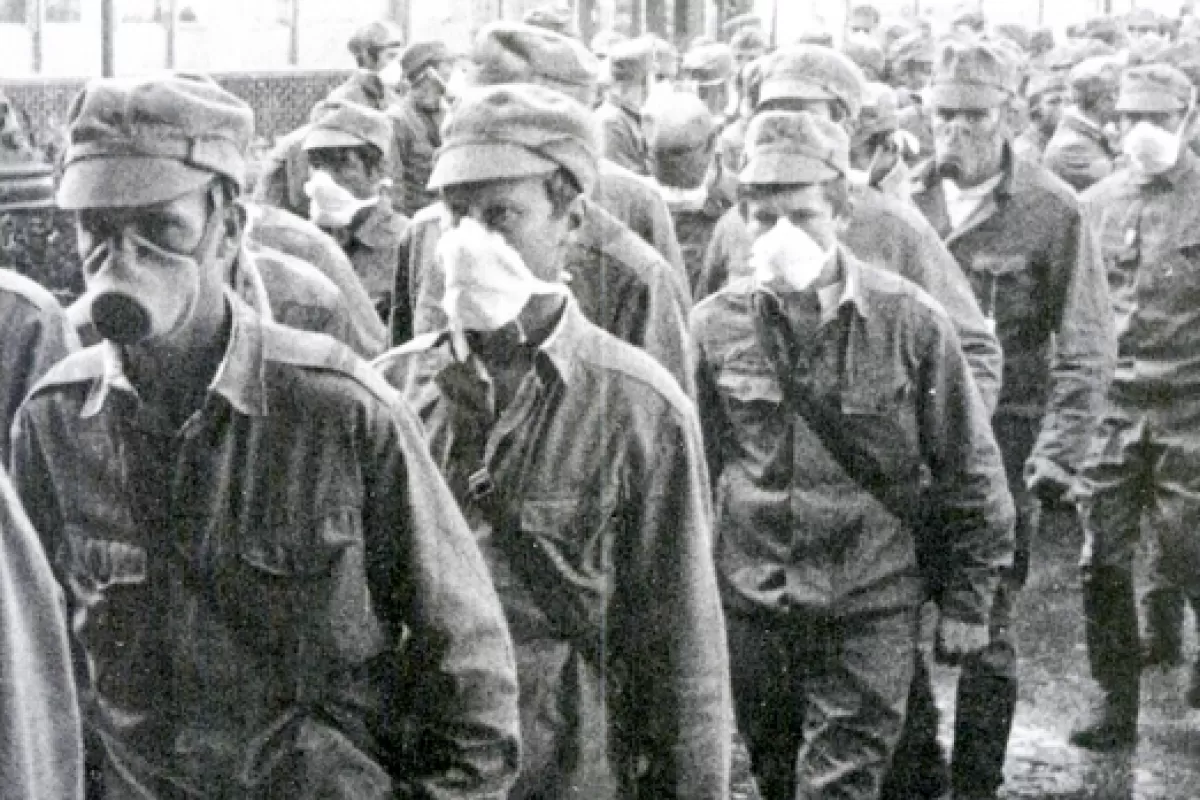 Pompieri și echipe de intervenție la Cernobîl în 1986