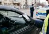 Prins băut la volan două zile la rând, reținut de polițiști Politist testand sofer cu aparatul etilotest pe strada din Resita sofer baut retinut