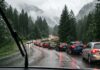 Trafic intens pe DN 1 Valea Prahovei de 1 Mai: aglomerări la Comarnic și Bușteni valea prahovei trafic intens dn1 comarnic busteni aglomerari 1 mai