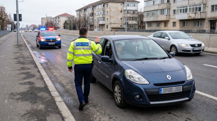 Masina cu volan pe dreapta oprita de politia rutiera in control pe sosea