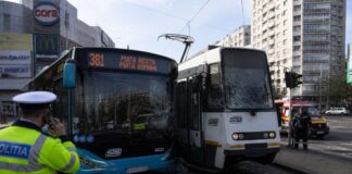 Accident la Piața Sudului: un autobuz și un tramvai implicate, un pasager a fost transportat la spital