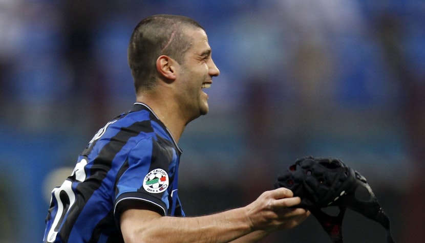 Cristian Chivu purtând casca de protecție la Inter