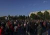 UPDATE | VIDEO Miting de susținere pentru Ilie Bolojan. Sute de persoane s-au strâns în Piața Victoriei. Premierul reacționează