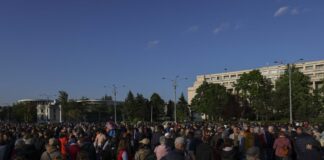 UPDATE | VIDEO Miting de susținere pentru Ilie Bolojan. Sute de persoane s-au strâns în Piața Victoriei. Premierul reacționează