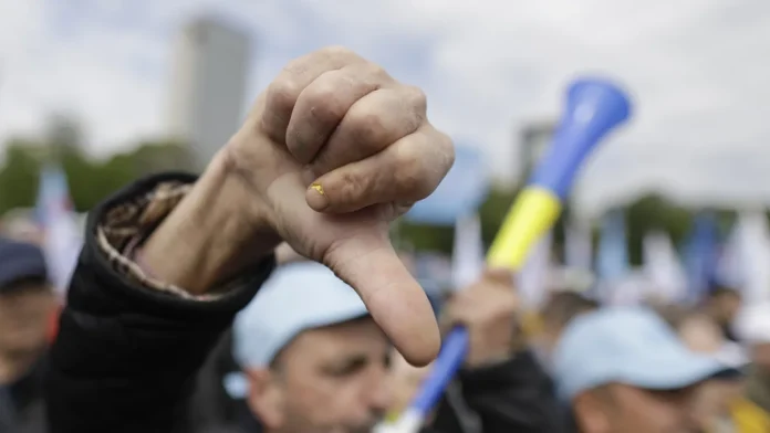 apele romane protest angajati drepturi salariale bucuresti sediu