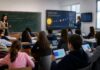 Suedia renunță la tablete și revine la pix și hârtie. România introduce ecrane gigant în clase cu bani din PNRR. Cine greșește? digitalizarea totala scoli tablete ecrane clasa elevi romania suedia