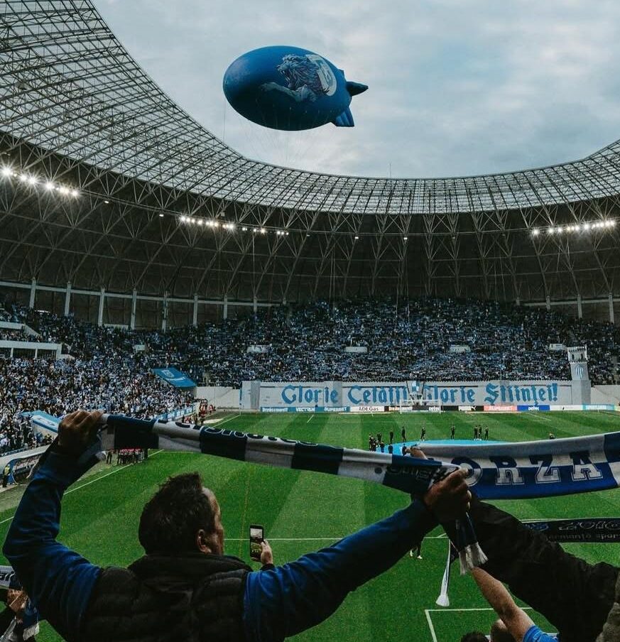 Suporteri ai Universității Craiova sărbătorind titlul
