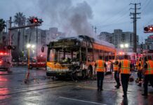 Opt morți și 35 de răniți după ce un tren a lovit un autobuz în Bangkok tren de marfa lovit autobuz public bangkok incendiu victime