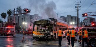 Opt morți și 35 de răniți după ce un tren a lovit un autobuz în Bangkok tren de marfa lovit autobuz public bangkok incendiu victime